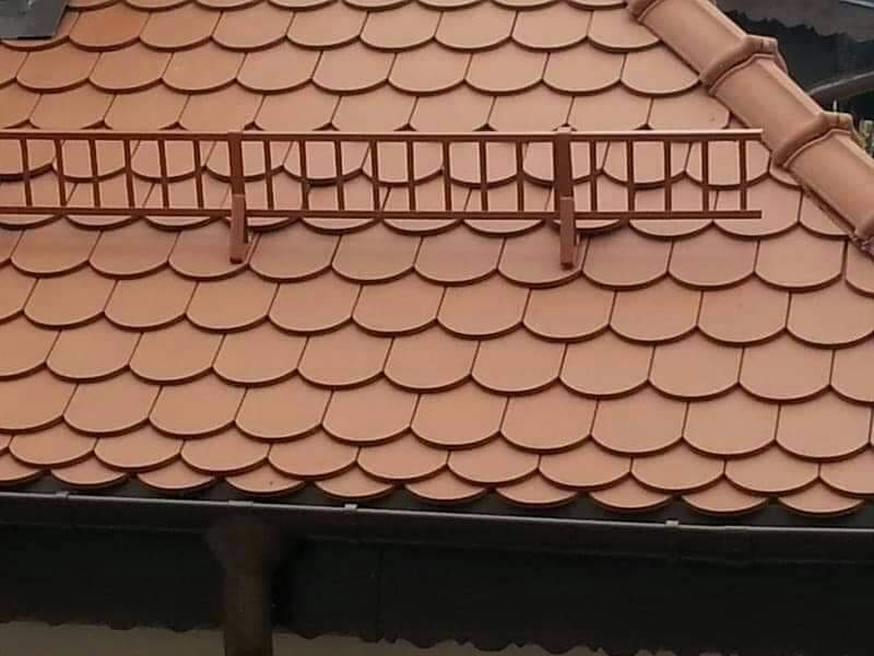 Acoperis finalizat cu tigla rosie si cosuri